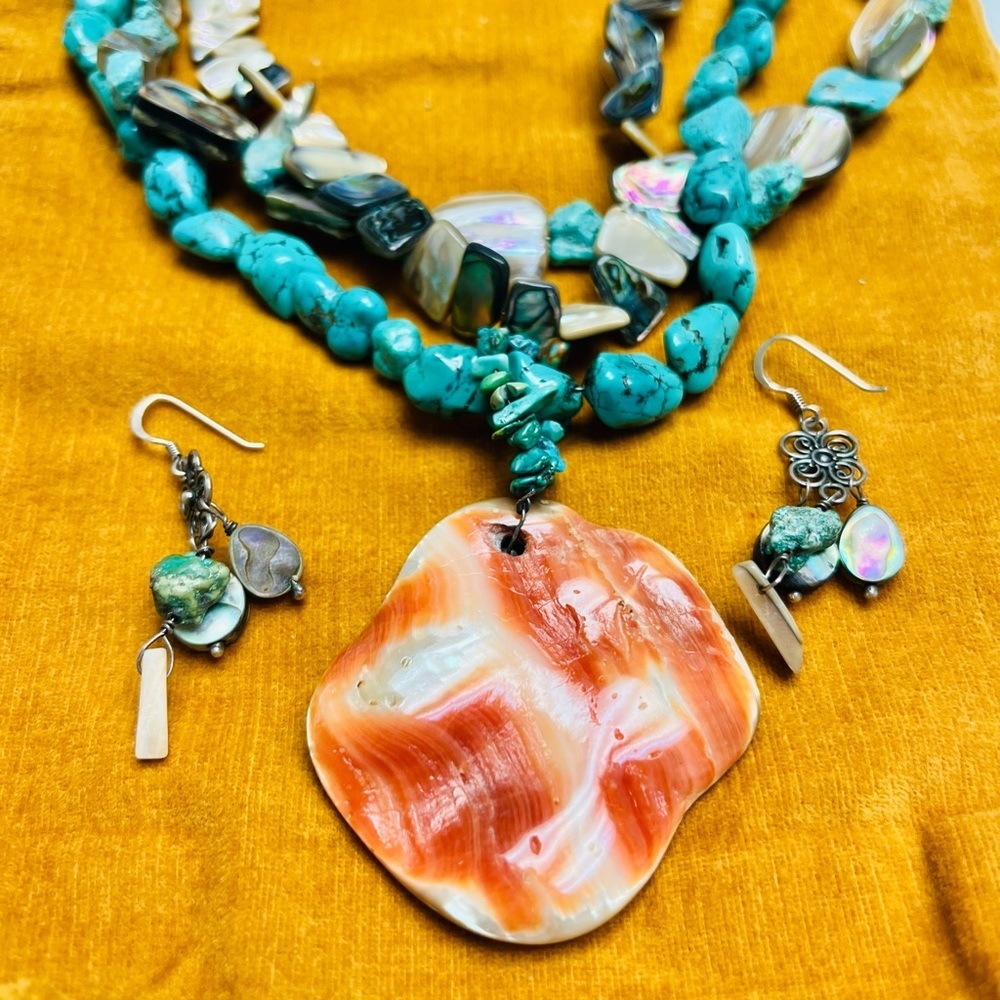 925 Turquoise & Mother of Pearl reversible necklace & earrings 24”, 2.5” center - Picture 2 of 6